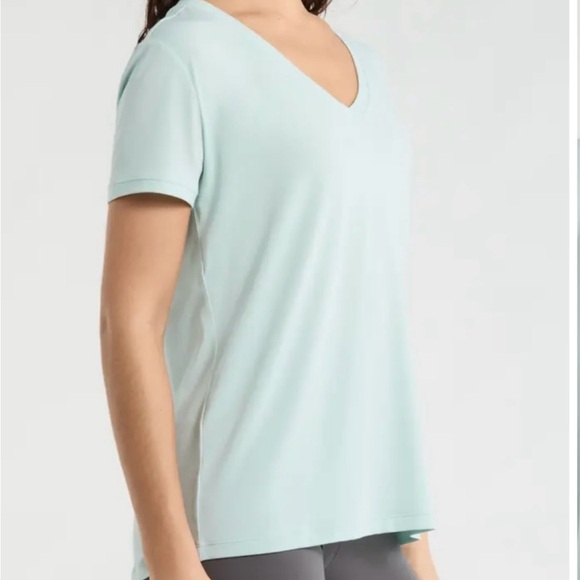 EUC Zella
Breathe Active V-Neck Short Sleeve Tee in Light Teal, Size Medium - Picture 5 of 16